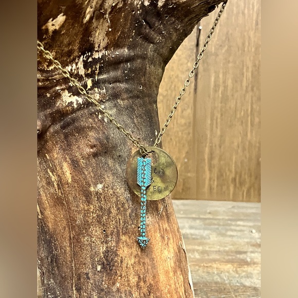 NWOT Wild And Free Round Pendant With Turquoise Arrow Necklace - Picture 4 of 4